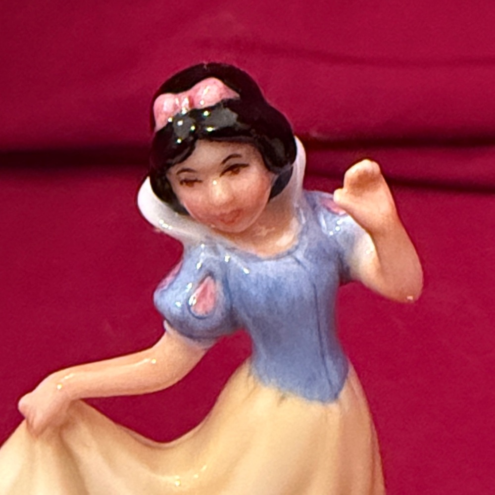 Disney Snow White Porcelain Trinket Box with Apple Basket - Picture 9 of 10